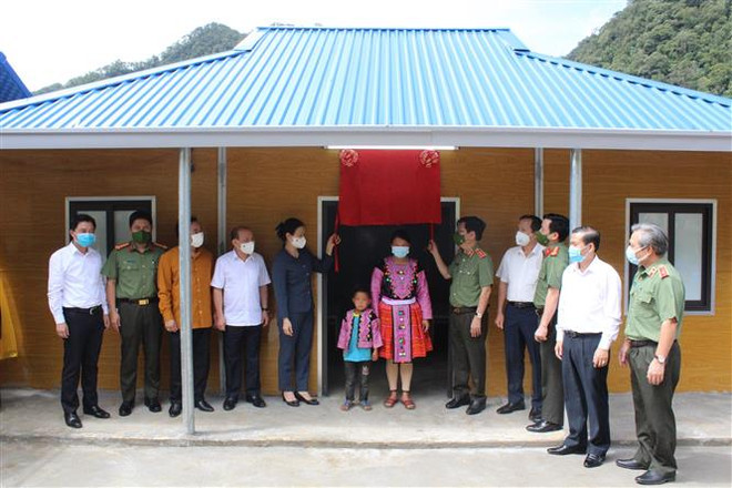 Lãnh đạo Bộ Công an, Ủy ban Trung ương Mặt trận Tổ quốc Việt Nam và Ủy ban Nhân dân tỉnh Hòa Bình trao tặng nhà tình nghĩa cho gia đình chị Khà Y Sáng ở xóm Hang Kia, xã Hang Kia, huyện Mai Châu (Hòa Bình). (Ảnh: Vũ Hà/TTXVN) Xóa bỏ điểm nóng Hang Kia-Pà Cò: Kết quả của ý Đảng hợp lòng dân ảnh 2