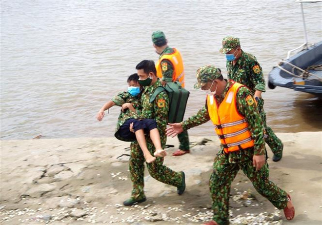 Cứu nạn thành công 2 ngư dân và phương tiện bị chìm đắm trên biển ảnh 1