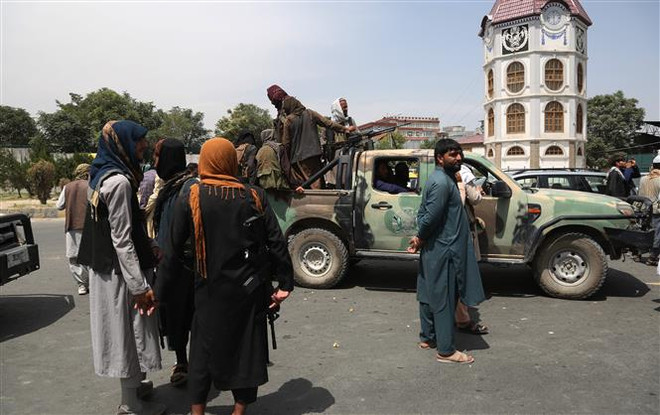 Các tay súng Taliban tại thủ đô Kabul, Afghanistan ngày 17/8/2021. (Ảnh: THX/TTXVN) 'Cuộc sát hạch' của Taliban sau khi giành quyền kiểm soát Afghanistan ảnh 2
