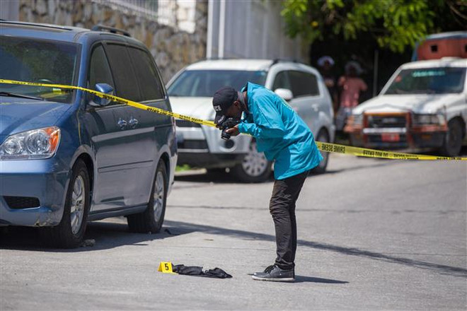 Cảnh sát điều tra bên ngoài dinh thự Tổng thống Haiti Jovenel Moise ở Port-au-Prince, ngày 7/7/2021. (Ảnh: THX/TTXVN) Haiti bổ nhiệm thẩm phán mới điều tra vụ sát hại tổng thống ảnh 1