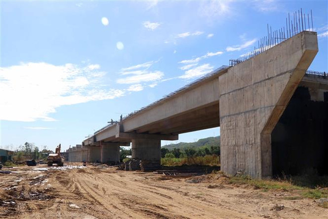 Gỡ nút thắt, đẩy nhanh thi công cao tốc Cam Lộ-La Sơn trước mùa mưa ảnh 2