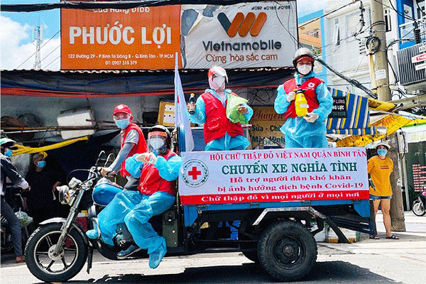Những cán bộ, hội viên Chữ thập Đỏ không ngại hiểm nguy, vất vả, với mục tiêu hướng về cộng đồng. (Nguồn: Hội Chữ thập Đỏ Việt Nam) Chuyến xe chở gạo, trao gửi yêu thương giữa mùa dịch ở TP Hồ Chí Minh ảnh 1