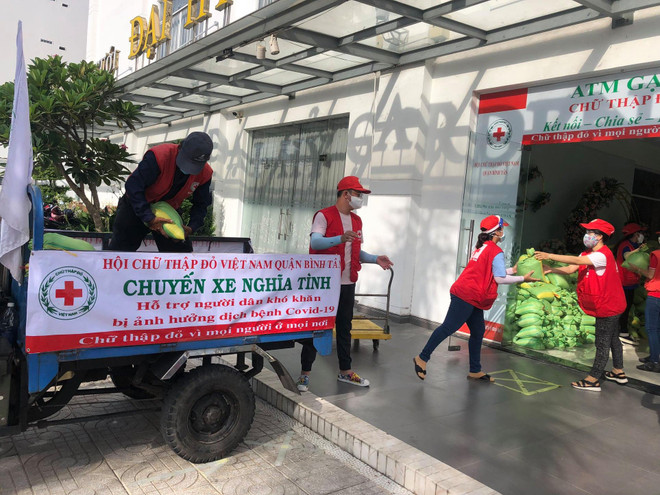 Tình nguyện viên vận chuyển gạo lên Chuyến xe nghĩa tình. (Nguồn: Facebook Hội Chữ thập Đỏ quận Bình Tân) Chuyến xe chở gạo, trao gửi yêu thương giữa mùa dịch ở TP Hồ Chí Minh ảnh 2