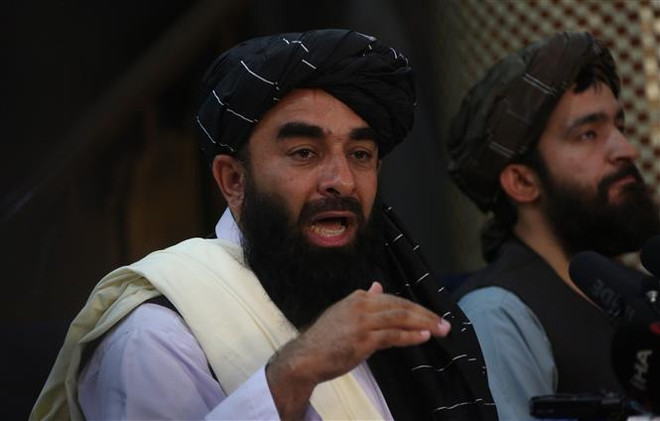 Người phát ngôn Taliban Zabihullah Mujahid phát biểu tại cuộc họp báo ở Kabul ngày 17/8/2021. (Ảnh: THX/TTXVN) 'Cuộc sát hạch' của Taliban sau khi giành quyền kiểm soát Afghanistan ảnh 3