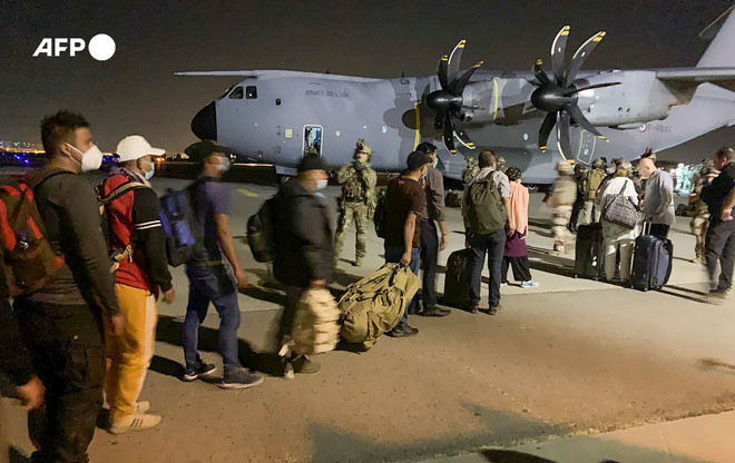 Máy bay quân sự đưa các nhà ngoại giao rời Kabul (Nguồn: AFP) Máy bay quân sự bắt đầu sơ tán nhân viên ngoại giao khỏi Kabul ảnh 1