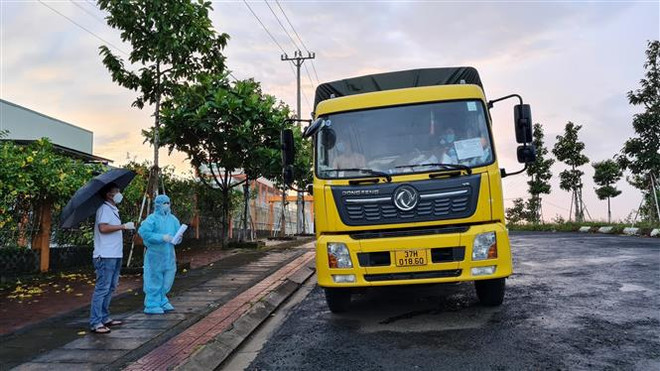 Xe tải sử dụng mã QR luồng xanh giả lưu thông từ vùng dịch về địa bàn tỉnh Gia Lai bị lực lượng chức năng bắt giữ. (Ảnh: Quang Thái/TTXVN) Gia Lai áp dụng Chỉ thị 16 đối với thành phố Pleiku từ 0 giờ ngày 28/8 ảnh 1