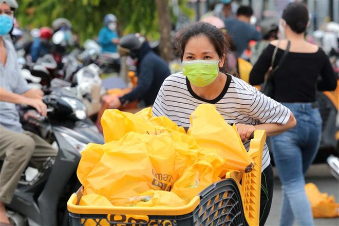 Người dân Thành phố Hồ Chí Minh tận dụng thời gian mua thực phẩm ảnh 2