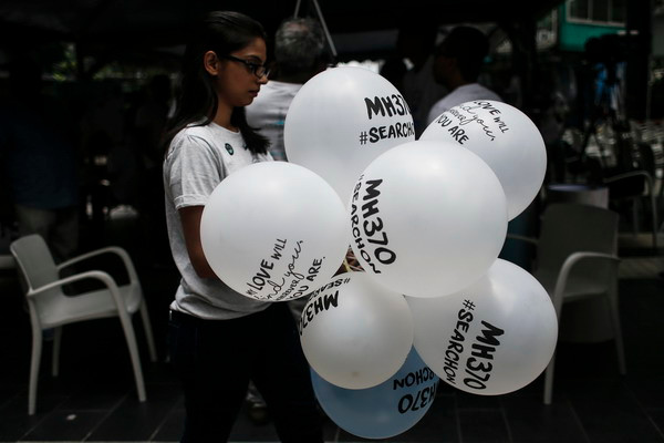 Chuỗi ngày đau khổ của người thân hành khách trên chuyến bay MH370 ảnh 1