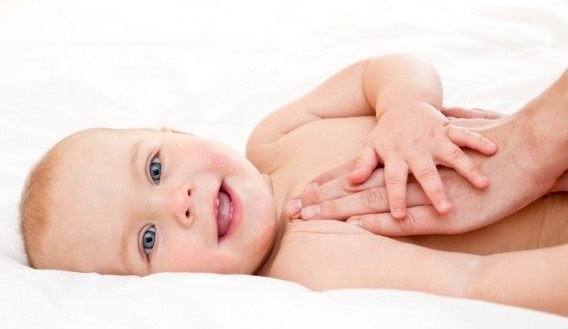 Bí quyết chăm sóc để làn da trẻ sơ sinh không nổi vết sần ảnh 1