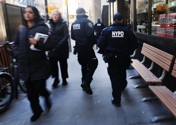 Cảnh sát chống khủng bố tăng cường an ninh tại New York, Mỹ ngày 22/3. (Nguồn: AFP/TTXVN) Thành phố New York tăng cường an ninh sau vụ khủng bố tại Anh ảnh 1