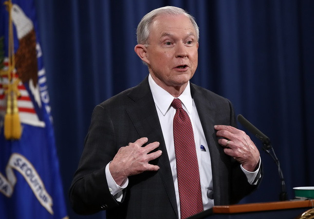 Tổng thống Mỹ Donald Trump lên tiếng bảo vệ Bộ trưởng Tư pháp ảnh 1