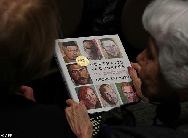 Sách ảnh của cựu Tổng thống Bush lọt vào top sách bán chạy ảnh 1