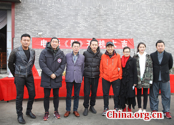 Đạo diễn Trương Nghệ Mưu (áo cam) và các diễn viên tham gia dự án phim mới. (Nguồn:China.org.cn) Trương Nghệ Mưu cùng dàn sao Trung Quốc làm phim mới về thời Tam Quốc ảnh 1