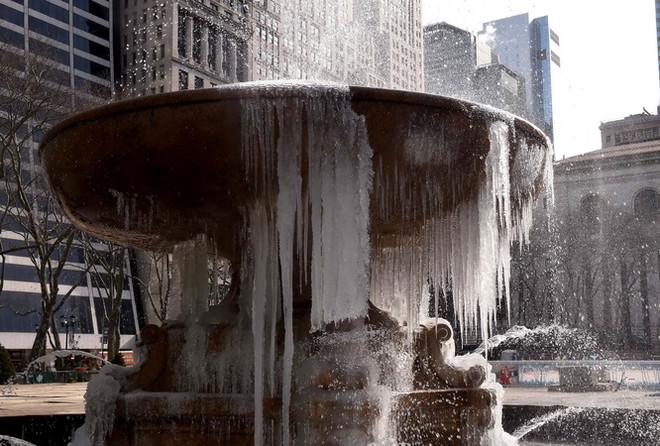 Nước Mỹ hứng chịu cơn bão tuyết tồi tệ nhất trong năm ảnh 1