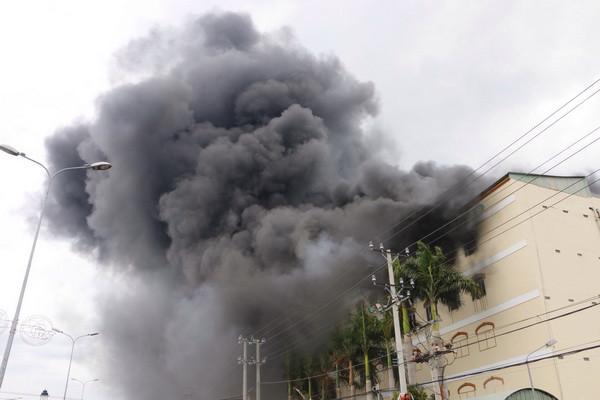 Cháy lớn ở Khu công nghiệp Trà Nóc, hàng nghìn công nhân tháo chạy ảnh 1