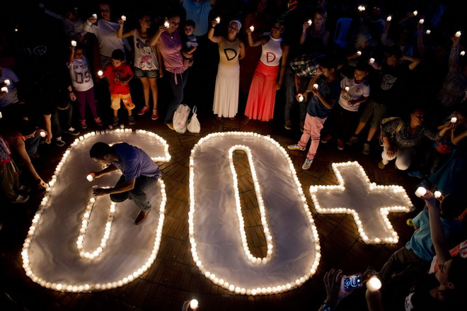 Người dân Colombia thắp nến hưởng ứng Giờ Trái Đất. (Nguồn: AFP/TTXVN) Giờ Trái Đất kêu gọi hành động tích cực từ mỗi cư dân trên hành tinh ảnh 1