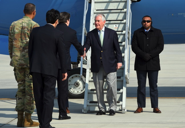 Ngoại trưởng Mỹ Rex Tillerson (thứ 2, phải) tới Căn cứ không quân Osan ở Pyeongtaek, Hàn Quốc ngày 17/3. (Nguồn: AFP/TTXVN) Mỹ tuyên bố hết kiên nhẫn, có thể sẽ hành động quân sự với Triều Tiên ảnh 1