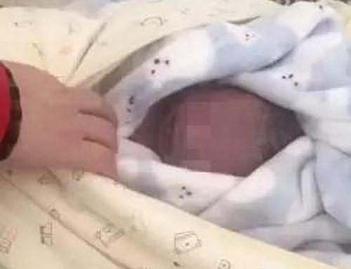 Kinh hoàng em bé sơ sinh bị vứt trong thùng rác dưới hầm để xe ảnh 1