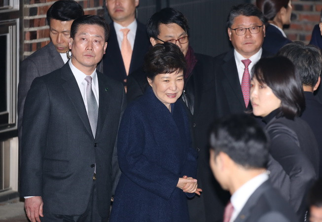 Bà Park Geun-hye (giữa) về tới nhà riêng ở Seoul sau khi rời Phủ Tổng thống ngày 12/3. (Nguồn: THX/TTXVN) Viện Kiểm sát Hàn Quốc triệu tập cựu Tổng thống Park Geun-hye ảnh 1