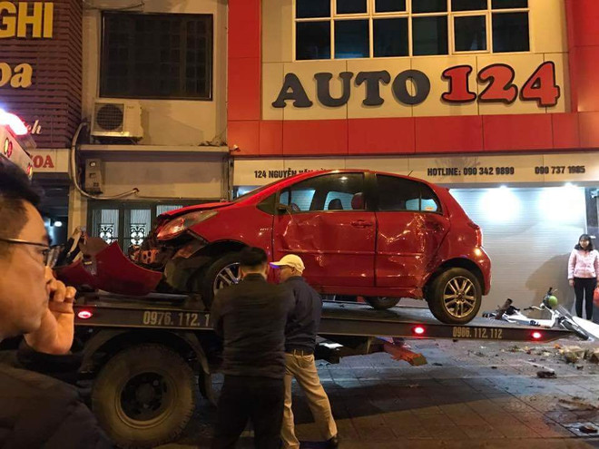 Hà Nội: Ôtô đâm liên hoàn nhiều phương tiện trên phố Nguyễn Văn Cừ ảnh 4