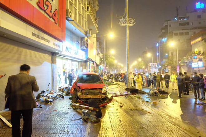 Hà Nội: Ôtô đâm liên hoàn nhiều phương tiện trên phố Nguyễn Văn Cừ ảnh 1