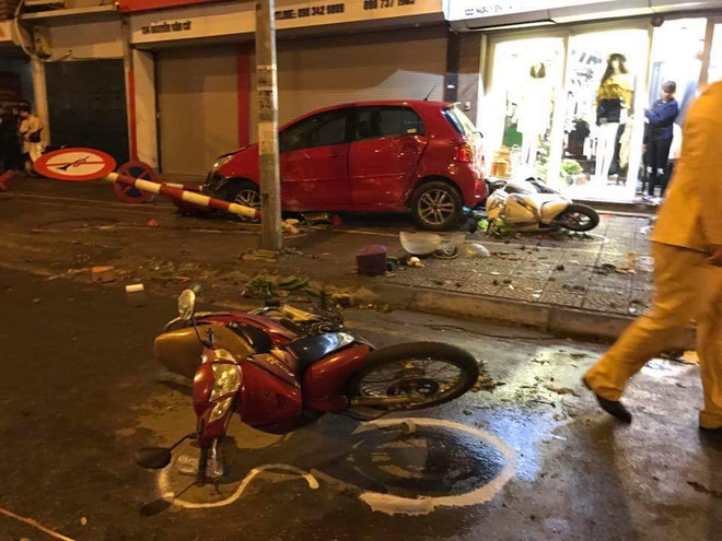 Hà Nội: Ôtô đâm liên hoàn nhiều phương tiện trên phố Nguyễn Văn Cừ ảnh 6