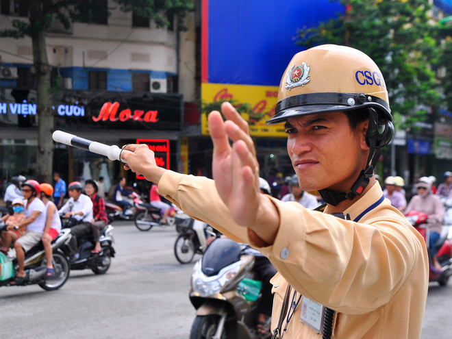 Trong 4 ngày ra quân lập lại trật tự đô thị, Phòng cảnh sát giao thông Hà Nội xử phạt hơn 6.600 tài xế. (Ảnh minh họa: Võ Phương/Vietnam+) Khoảng 6600 tài xế bị phạt trong 4 ngày Thủ đô Hà Nội giành lại vỉa hè ảnh 1