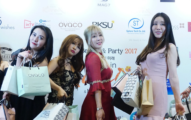 Hàng chục doanh nghiệp mỹ phẩm, làm đẹp uy tín tham gia sự kiện Hàn Quốc tham gia sự kiện MIK Beauty 2017. (Ảnh: Võ Phương/Vietnam+) Việt Nam là “tầm ngắm” của nhiều doanh nghiệp tại MIK Beauty 2017 ảnh 1