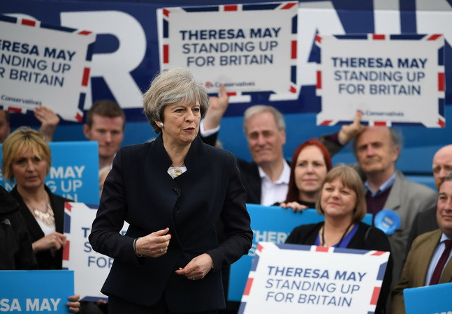 Anh tái khởi động chiến dịch tranh cử sau vụ tấn công ở Manchester ảnh 1