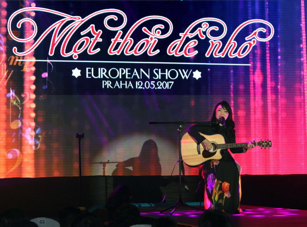 “Thời hoa đỏ” hào hùng đến với người Việt tại châu Âu ảnh 1