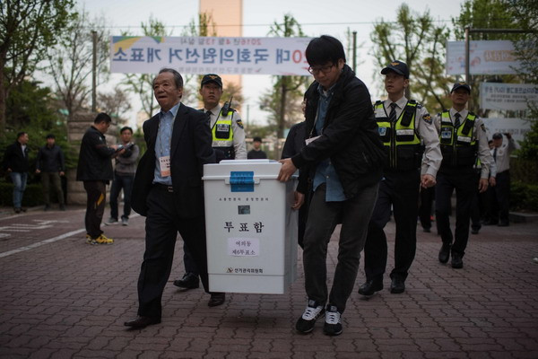 Bầu cử Tổng thống Hàn Quốc: Cử tri bắt đầu đi bỏ phiếu sớm ảnh 1