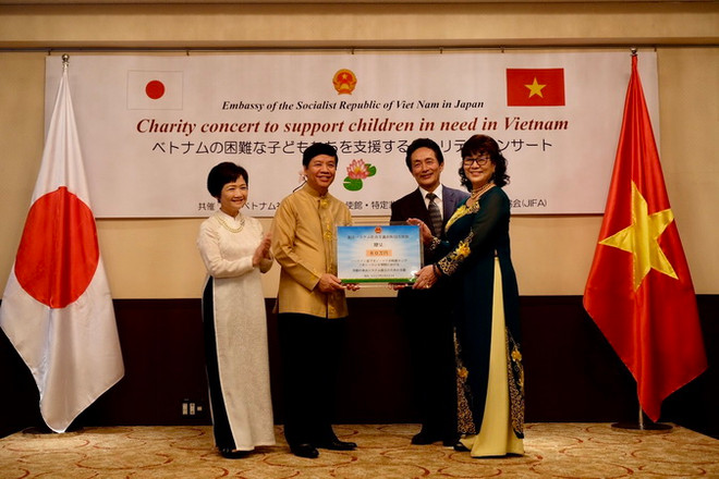 Đại sứ quán Việt Nam ở Nhật tổ chức hòa nhạc, trao tiền hỗ trợ Hà Tĩnh ảnh 1