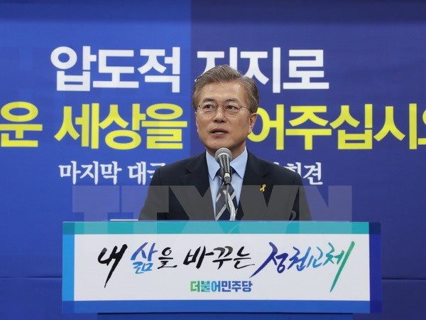 Ông Moon Jae-in tiếp quản quyền chỉ huy lực lượng vũ trang Hàn Quốc ảnh 1