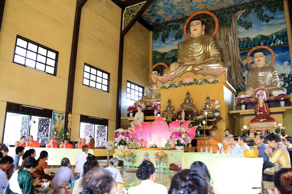 Cộng đồng người Việt tại Lào mừng đại lễ Phật Đản 2561 ảnh 1