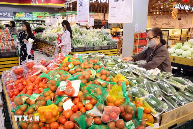 Mặt hàng rau, quả tươi được bày bán tại siêu thị WinMart Võ Thị Sáu, quận Hai Bà Trưng, Hà Nội. (Ảnh: Trần Việt/TTXVN) lam_phat.jpg