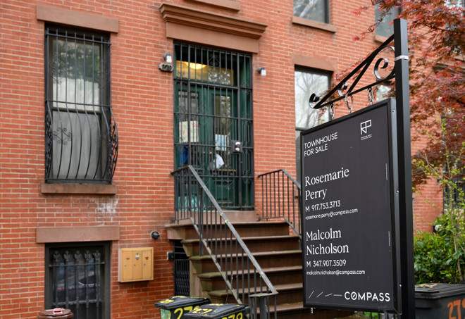 Một ngôi nhà được rao bán tại New York, Mỹ. (Ảnh: AFP/TTXVN) gia_nha_2.jpg
