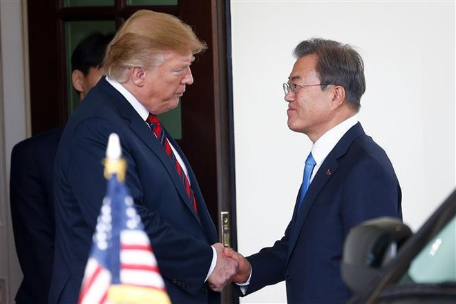 Tổng thống Mỹ Donald Trump (trái) trong cuộc gặp Tổng thống Hàn Quốc Moon Jae-in đang ở thăm Washington DC., ngày 11/4/2019. (Nguồn: THX/TTXVN) Tháo gỡ những nút thắt trong tiến trình đàm phán hạt nhân ảnh 2
