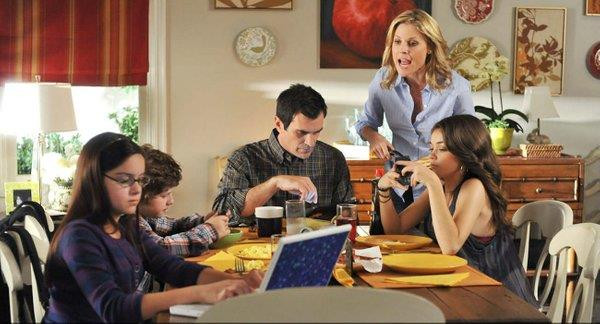 Các thiết bị công nghệ 'ngốn' thời gian ăn tối của gia đình Mỹ ảnh 1