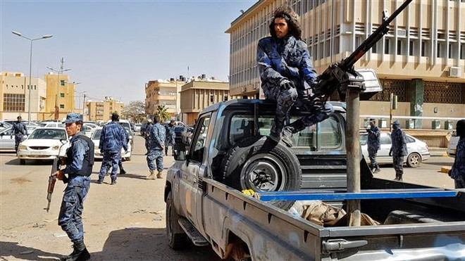 Lực lượng tự xưng Quân đội Quốc gia Libya (LNA) do Tướng Haftar chỉ huy tuần tra tại thành phố Sebha, miền Nam Libya ngày 6/2/2019. (Nguồn: AFP/TTXVN) 'Tướng Haftar đang cố thực hiện một cuộc đảo chính tại Libya' ảnh 1
