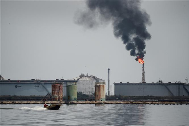 Một cơ sở lọc dầu ở hồ Maracaibo, Venezuela. (Nguồn: AFP/TTXVN) Venezuela khẳng định thực hiện cam kết xuất khẩu dầu sang Cuba ảnh 1