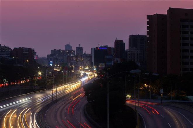 Toàn cảnh mất điện ở ngoại ô Caracas ngày 26/3/2019. (Nguồn: AFP/TTXVN) Chính phủ Venezuela nỗ lực ổn định mạng điện lưới quốc gia ảnh 1