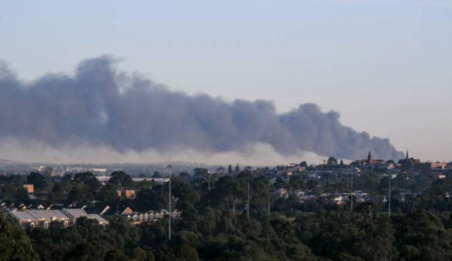 Cháy lớn, khói đen dày đặc bốc lên tại một nhà máy ở Melbourne ảnh 1