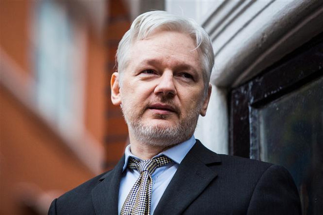 Nhà sáng lập trang Wikileaks Julian Assange tại Đại sứ quán Ecuador ở London, Anh tháng 5/2016. (Nguồn: AFP/TTXVN) Ecuador hứng chịu 40 triệu đợt tấn công mạng sau vụ bắt giữ Assange ảnh 1