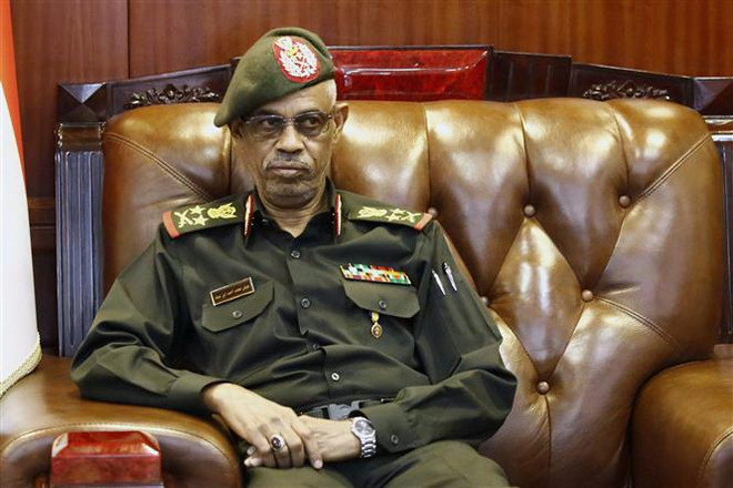 Bộ trưởng Quốc phòng Sudan Awad Ibn Auf ở Khartoum ngày 25/11/2018. (Nguồn: AFP/TTXVN) Hội đồng quân sự tại Sudan cách chức Bộ trưởng Quốc phòng ảnh 1