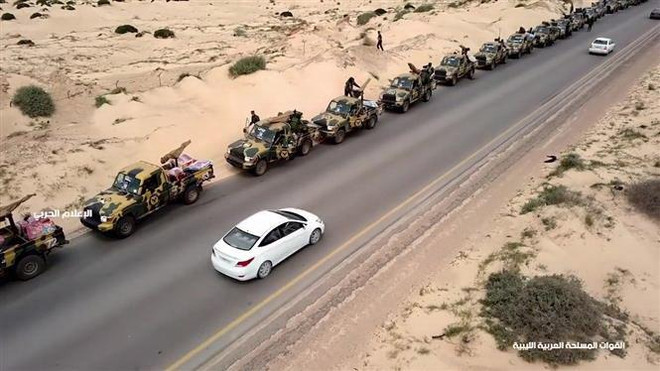 Đoàn xe quân sự thuộc Lực lượng Quân đội Quốc gia Libya do Tướng Khalifa Haftar đứng đầu tiến về miền Tây Libya và thủ đô Tripoli ngày 3/4/2019. (Nguồn: AFP/TTXVN) Libya: Tướng Khalifa Haftar từ chối cuộc gặp với Thủ tướng GNA ảnh 1