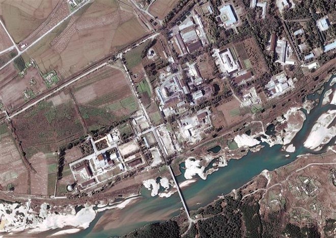 Hình ảnh vệ tinh chụp cơ sở hạt nhân Yongbyon, cách thủ đô Bình Nhưỡng của Triều Tiên 100km về phía Bắc, ngày 29/9/2004. (Nguồn: EPA/TTXVN) Tháo gỡ những nút thắt trong tiến trình đàm phán hạt nhân ảnh 1
