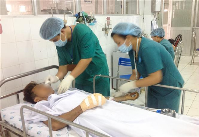 Dùng điện thoại khi sạc pin, một thanh niên phải tháo khớp ngón tay ảnh 1