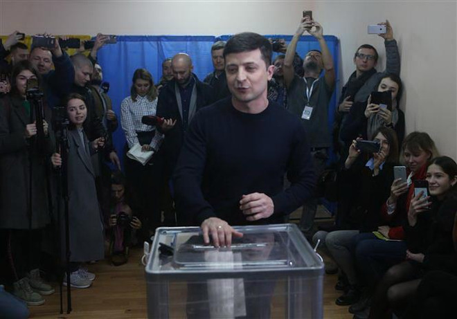 Bầu cử Ukraine: Ông Volodymyr Zelensky được dự báo giành chiến thắng ảnh 1