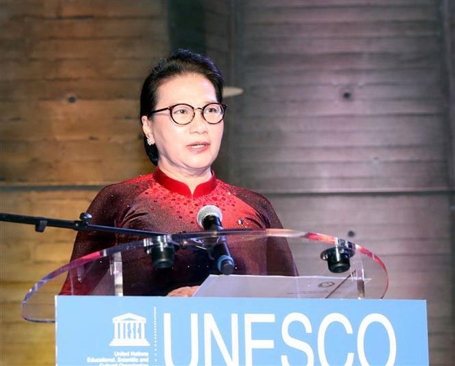 Chủ tịch Quốc hội gặp gỡ cộng đồng người Việt Nam tại Pháp ảnh 1