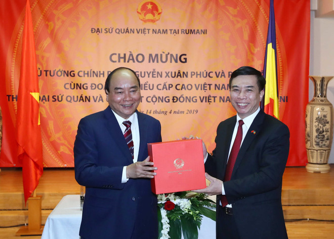 Thủ tướng Nguyễn Xuân Phúc gặp mặt cộng đồng người Việt tại Romania ảnh 1